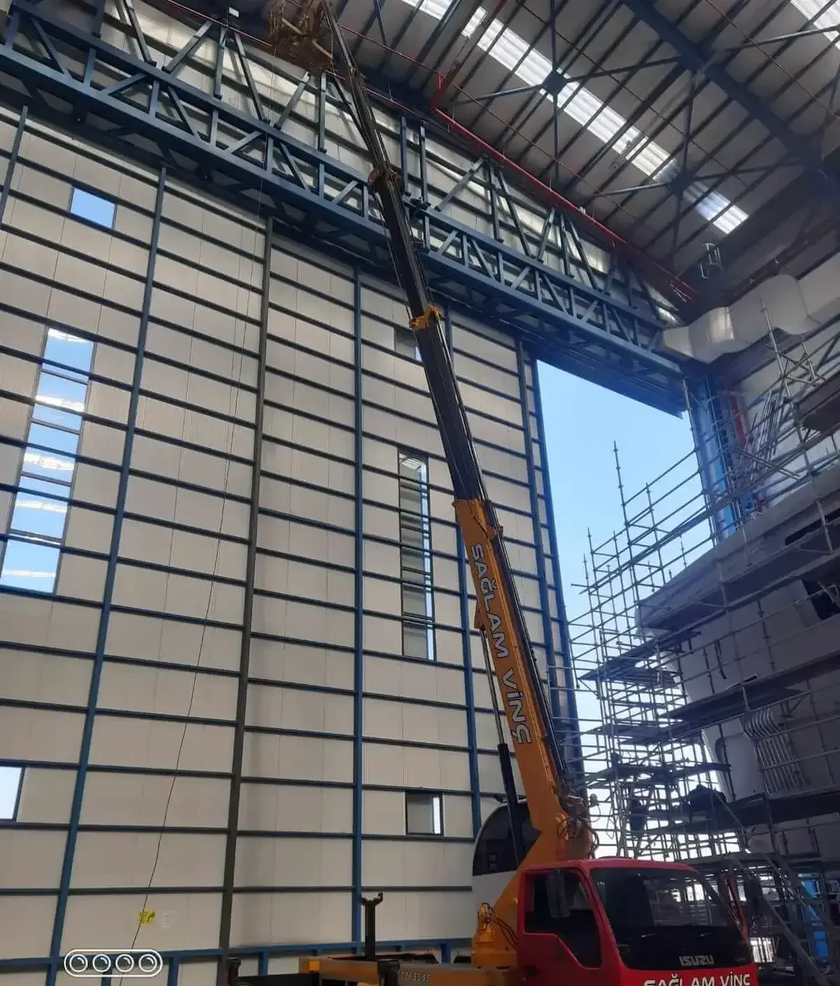 Esenler Çelik Konstrüksüyon Montajı İçin Sepetli Vinç Kiralama